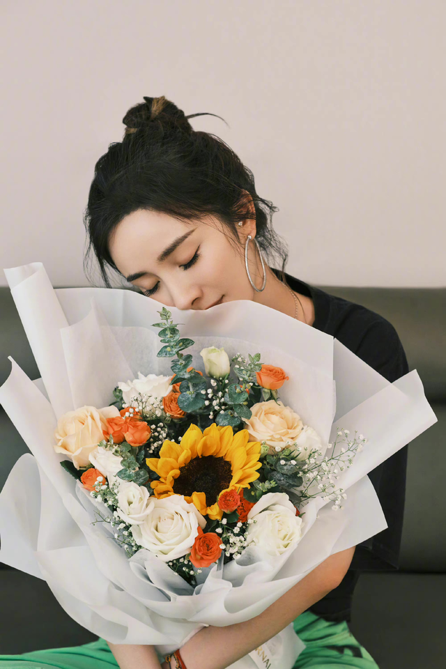 恋爱了杨幂520获赠大束鲜花手捧鲜花拍照甜蜜娇俏