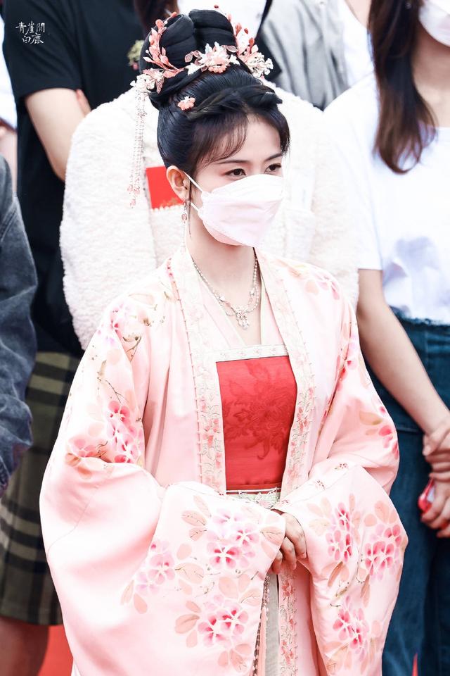 《宁安如梦》开机路透,白鹿造型温婉甜美,张凌赫王星越低调现身休闲区蓝鸢梦想 - Www.slyday.coM 《宁安如梦》开机路透,白鹿造型温婉甜美,张凌赫王星越低调现身休闲区蓝鸢梦想 - Www.slyday.coM