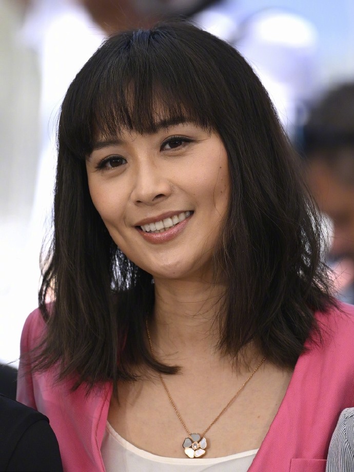 40岁陈法拉亮相戛纳粉丝西装引人注目网友确实显年纪了