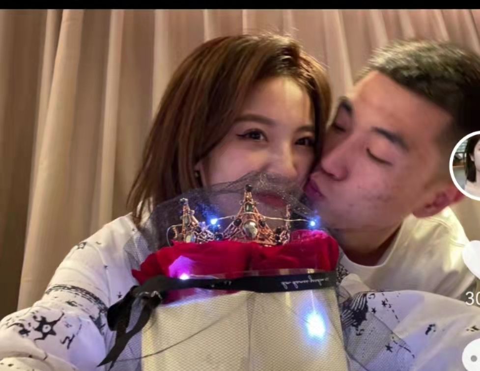 张镇麟女友晒工作照身材高挑专注事业撮合同学与高诗岩在一起