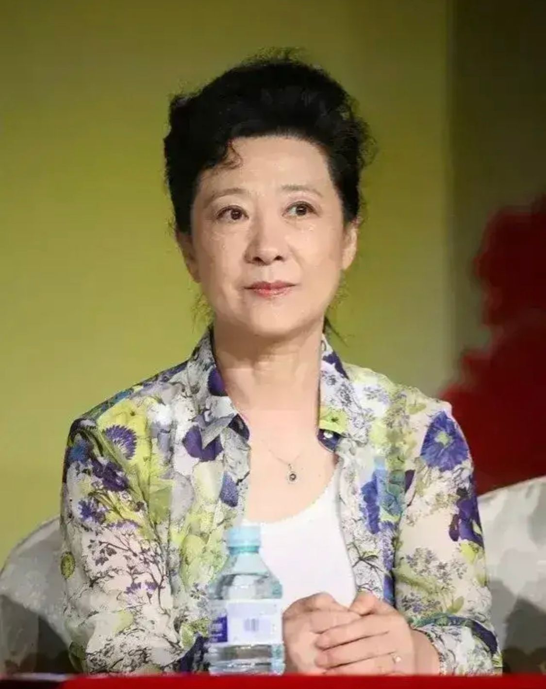 72歲王馥荔和64歲馮鞏同框打扮得時髦又洋氣60歲媽媽真該學學