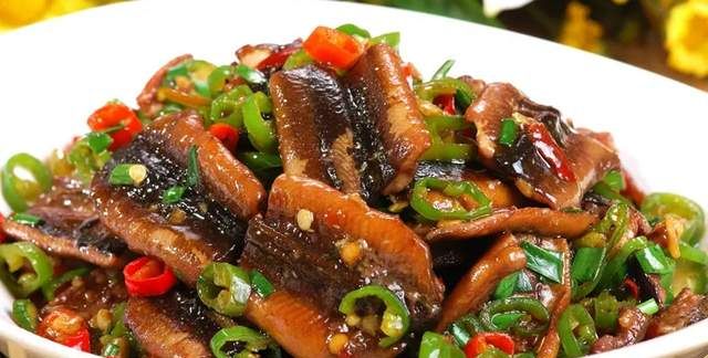 火爆江湖菜米椒鳝片的家常做法口感滑嫩香辣入味好吃过瘾