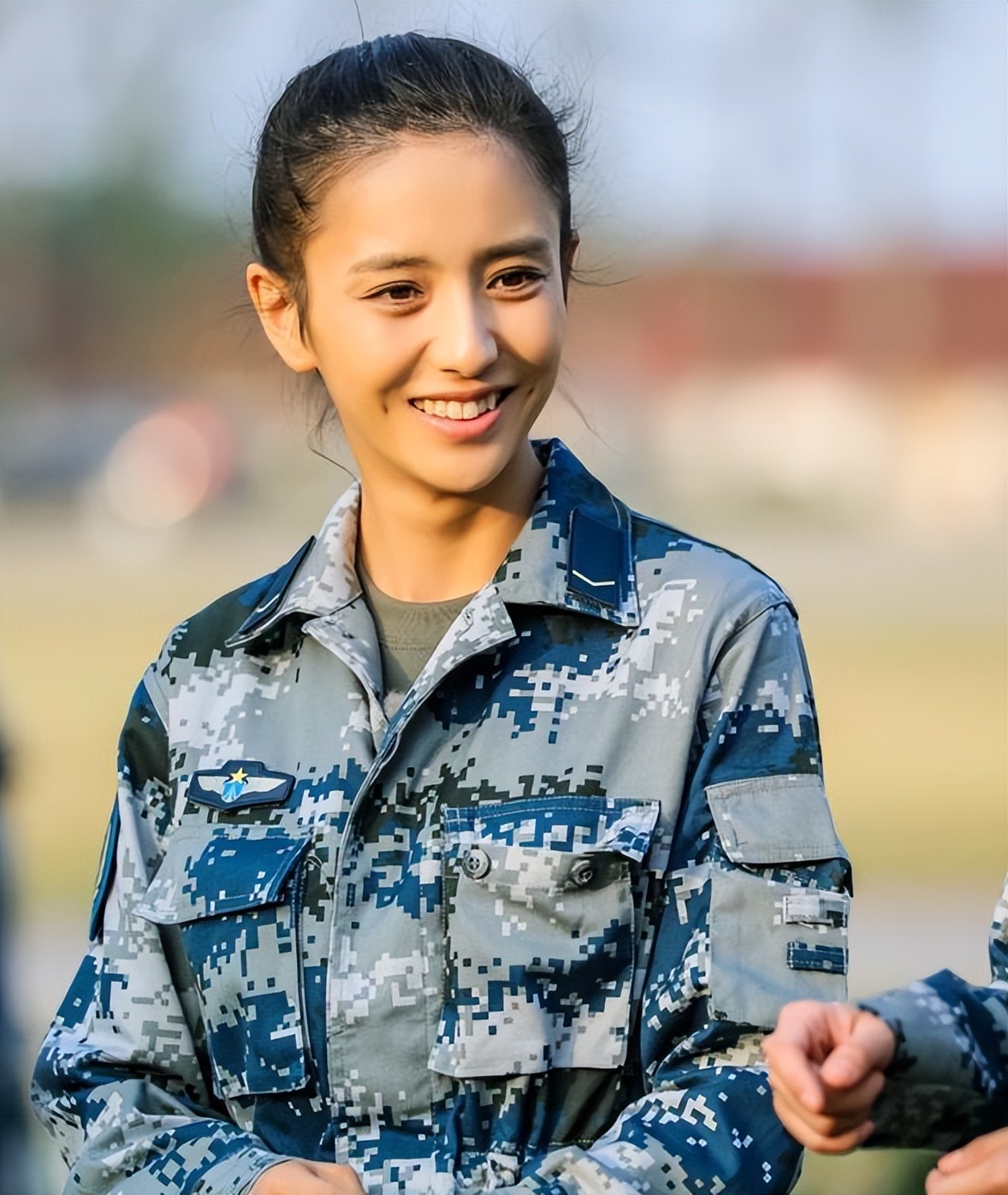 全素颜出镜,暗淡的皮肤彰显着训练的辛苦,此时佟丽娅正处于哺乳期,但