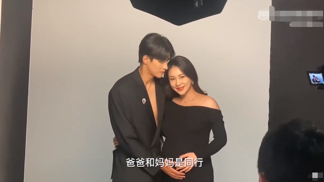35岁李子峰宣布当爸心疼孕期老婆很辛苦女方肚大如箩孕味十足