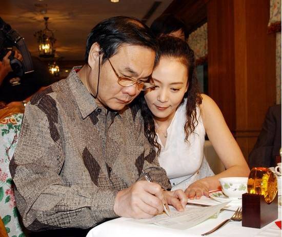 60岁的“琼女郎”，被渣男抛弃终身不孕，二婚丈夫也坠楼身亡！休闲区蓝鸢梦想 - Www.slyday.coM