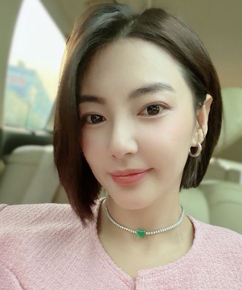 34岁张雨绮晒自拍深v衣领事业线若隐若现素颜皮肤白嫩无暇