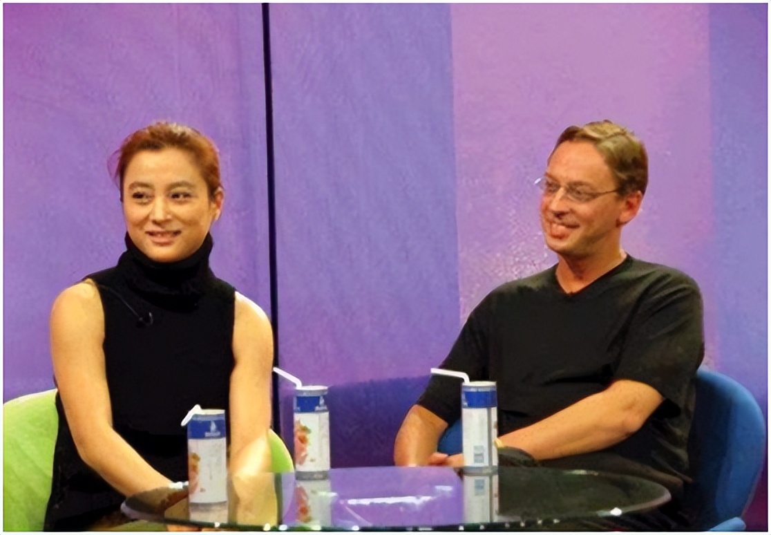 近年来,李玲玉的生活依然很热闹,她还和朋友史可,尤泓斐一起在豪华