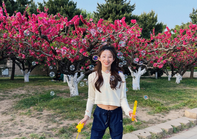 央视马凡舒晒素颜自拍穿露脐装小腹平坦外套故意掉一半秀身材