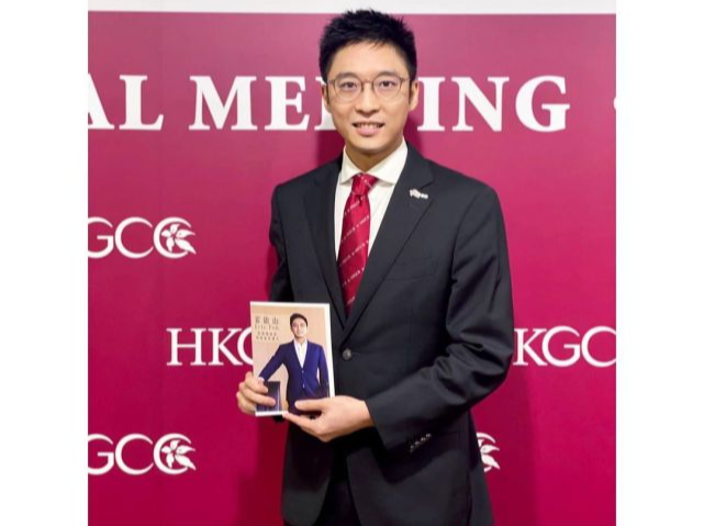 霍启山真有继承人范!