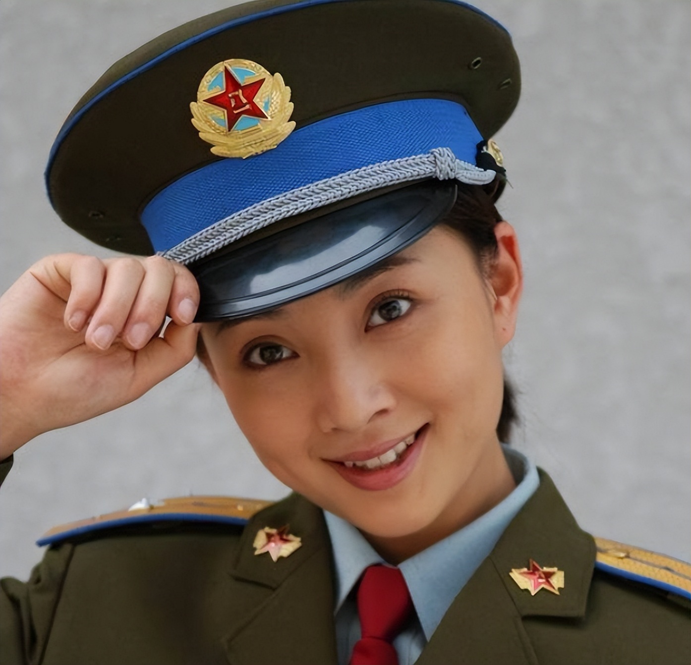 同样是"军装照",把林志玲和殷桃等女星放在一起看,差别出来了