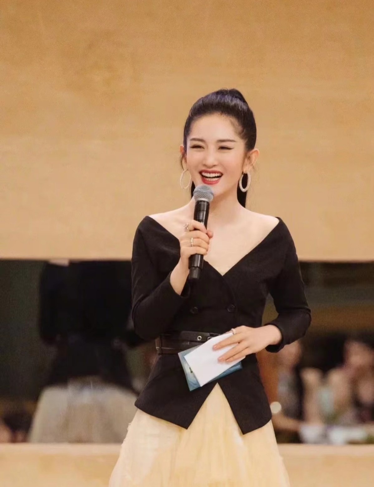 谢娜首次亮相终于逆袭主持浪姐3被夸梳高马尾台风变霸气