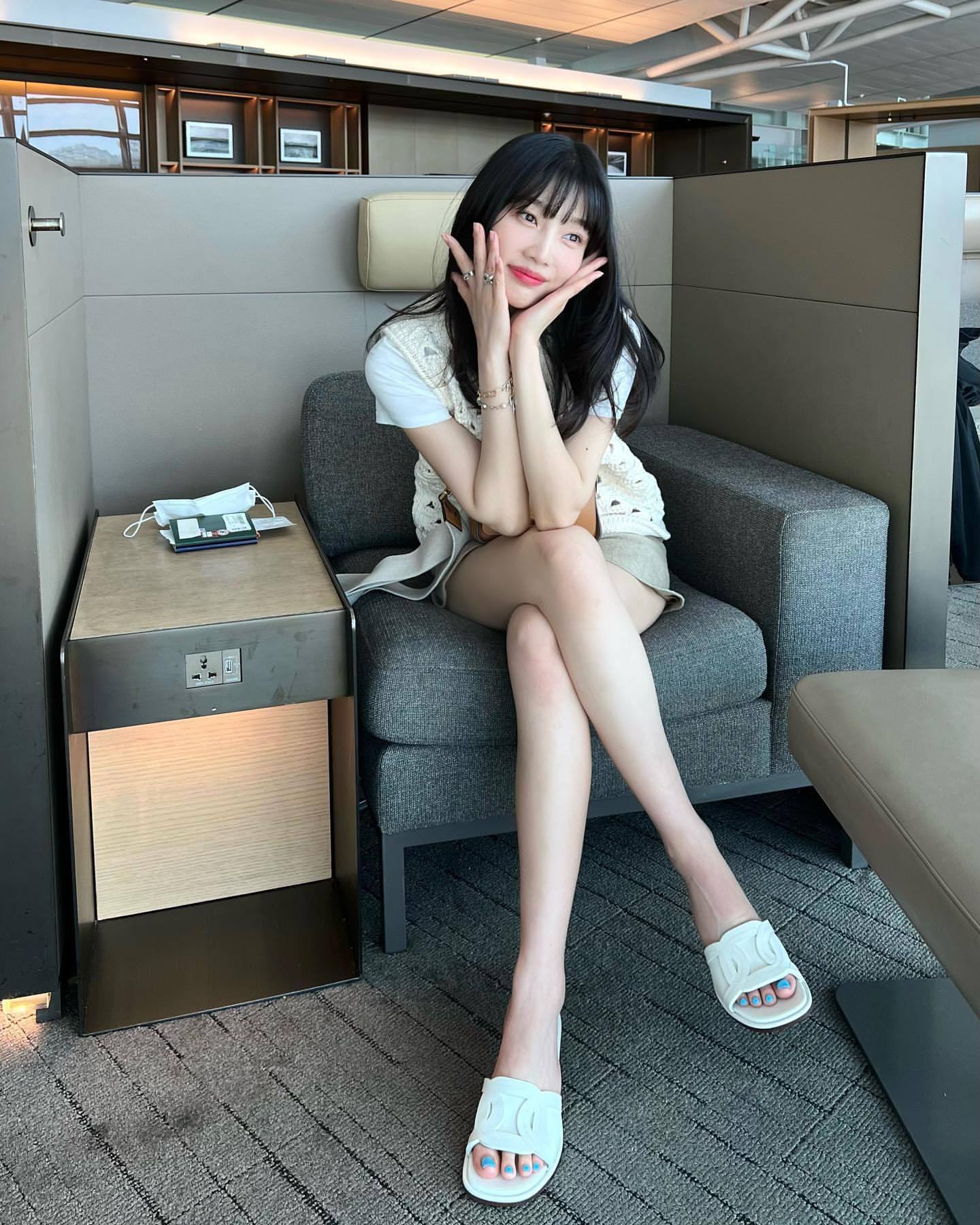 redvelvet朴秀荣晒近照迷你短裙秀出大长腿笑容果汁般甜美