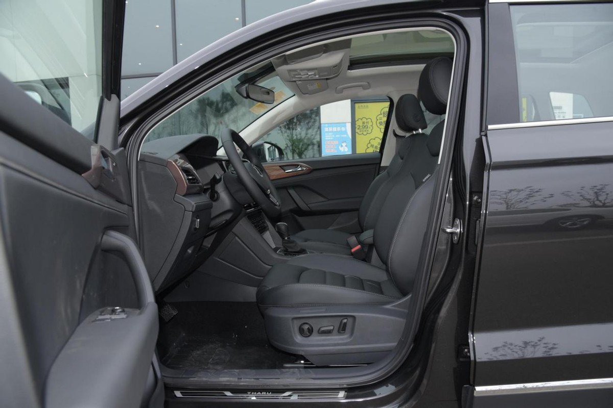 体验大众途岳14t动力够用后排空间宽敞beats音响效果好