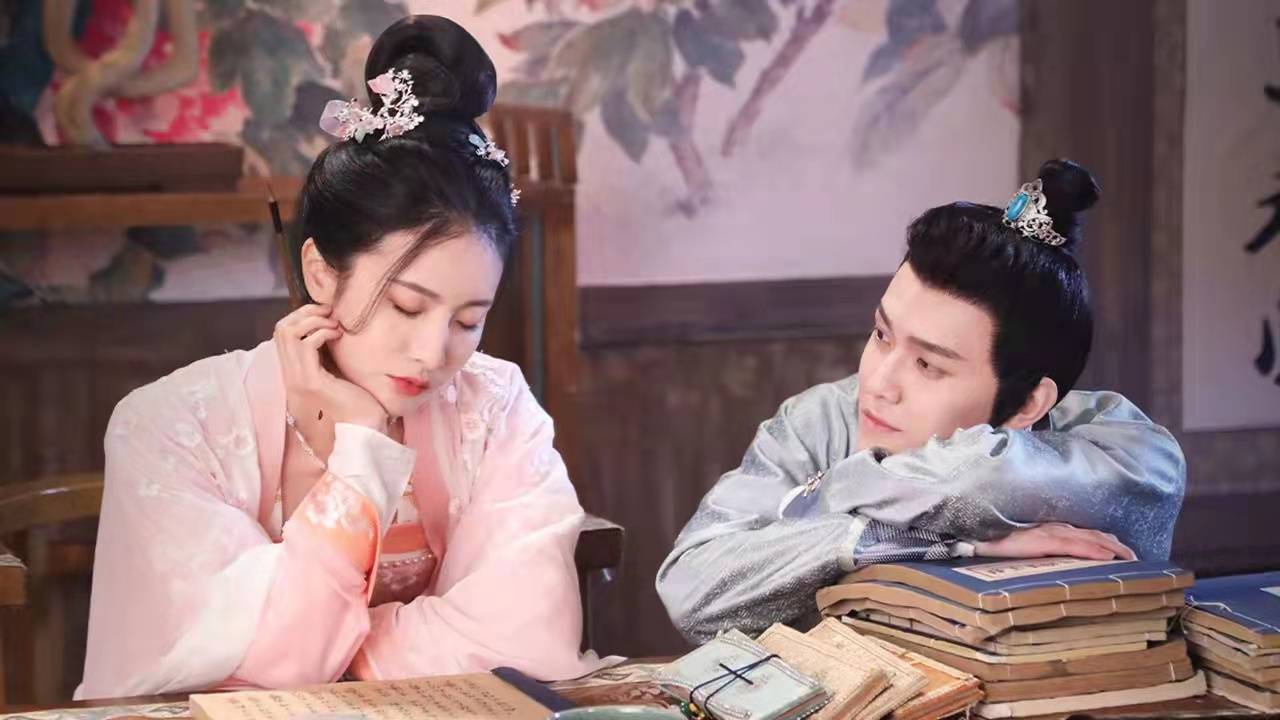 剧中,赖雨濛饰演的金牌女掌柜"顾若若",与虞祎杰