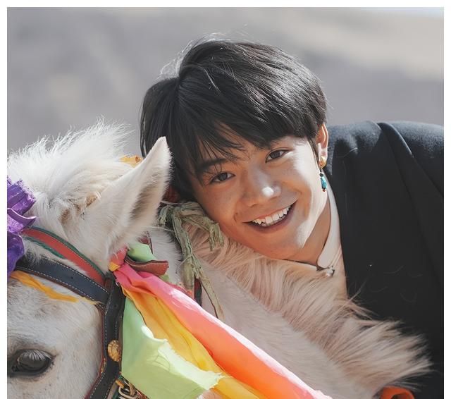 丁真加入天天向上惹争议普通话过关了他用西装照回复质疑