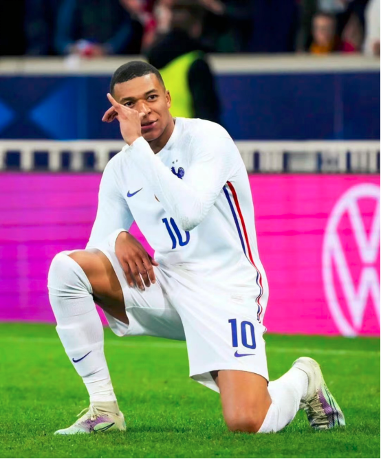 姆巴佩将与巴黎续约儿皇梦也终究在金钱面前低下了头