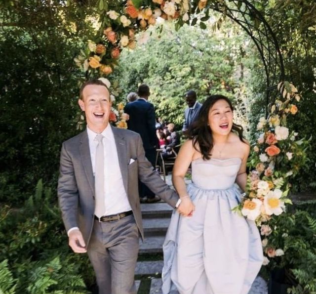 扎克伯格太宠妻再晒甜蜜照庆祝结婚10周年华裔妻子身材好壮实