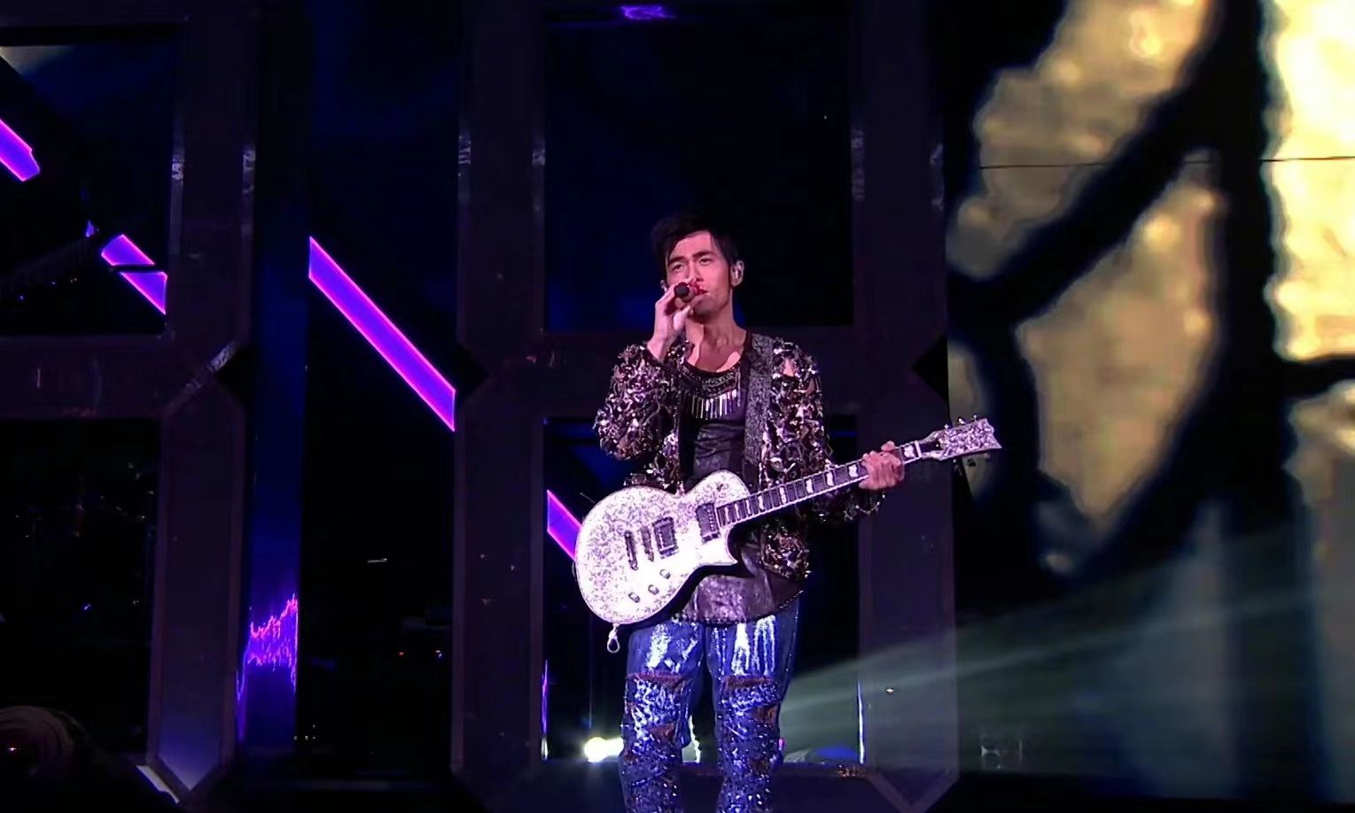 周杰伦九年前的演唱会重映，观众人数破千万，瞬间登上热搜榜第一休闲区蓝鸢梦想 - Www.slyday.coM