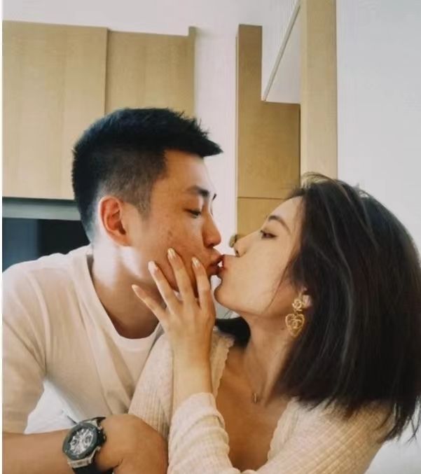 张镇麟女友晒工作照身材高挑专注事业撮合同学与高诗岩在一起