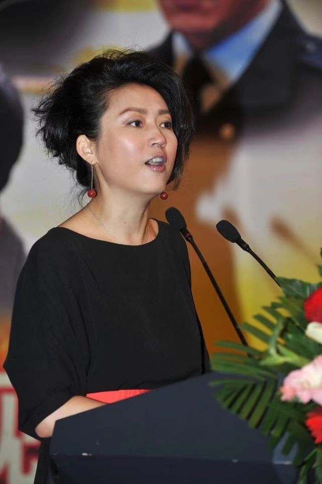 发型外扩惨变大饼脸,大红腰带更突兀|王小丫|腰带|发型_新浪新闻