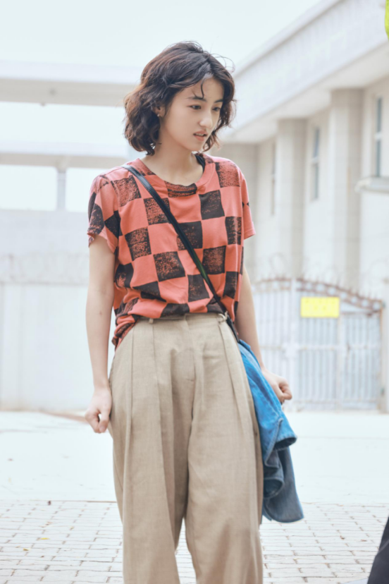 清爽穿搭还得学张子枫,层次分明的日常休闲服饰,给人精致少年感|张