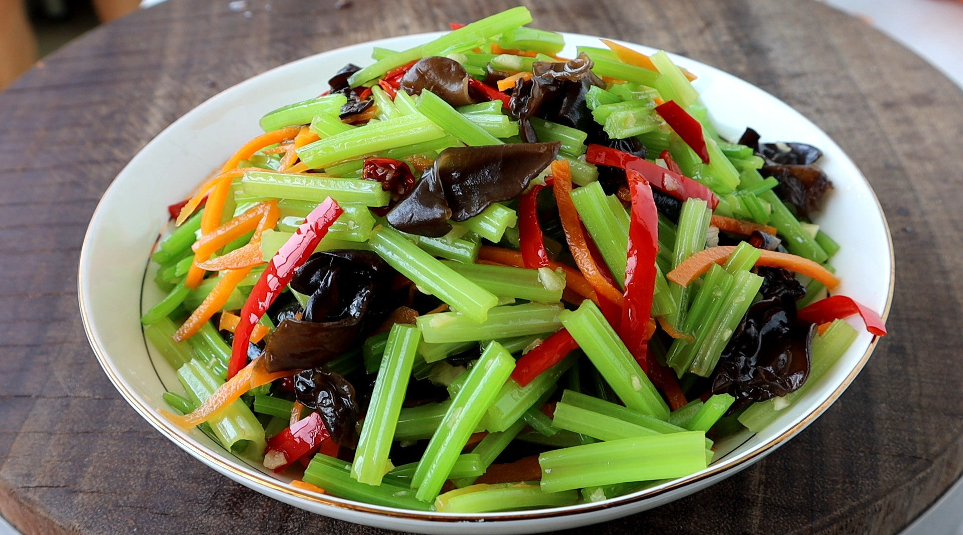 芹菜搭配脆嫩入味的木耳还搭配了胡萝卜和红辣椒口感脆嫩爽口又入味