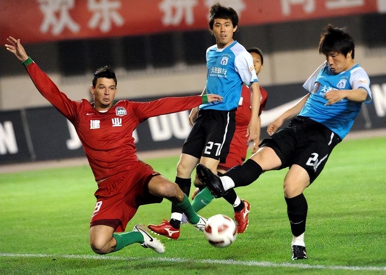 大连足球史上今天:2011年中超实德1-0建业创纪录!小将生涯首球