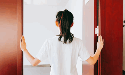 长期做低头族会影响颜值 4个动作改善你的“富贵包”！快马住转走休闲区蓝鸢梦想 - Www.slyday.coM