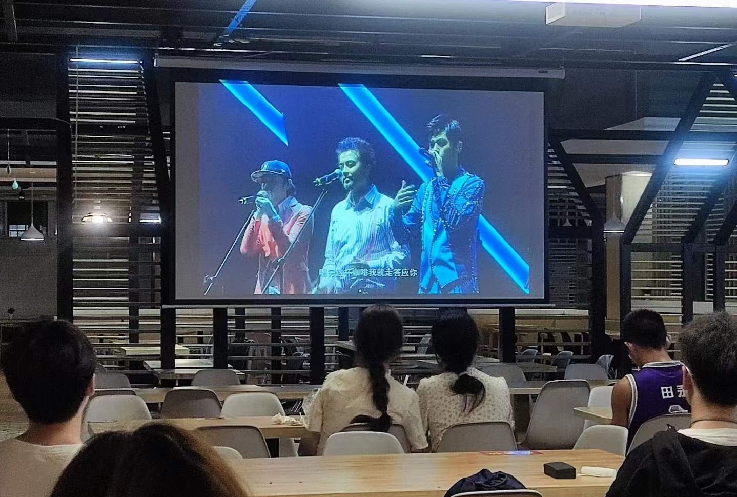 周杰伦九年前的演唱会重映，观众人数破千万，瞬间登上热搜榜第一休闲区蓝鸢梦想 - Www.slyday.coM