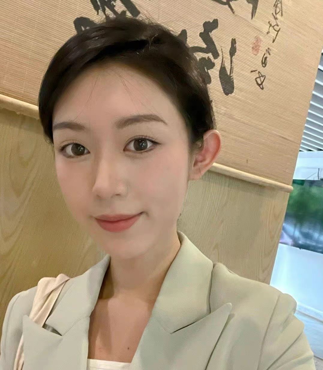 张镇麟女友晒工作照身材高挑专注事业撮合同学与高诗岩在一起