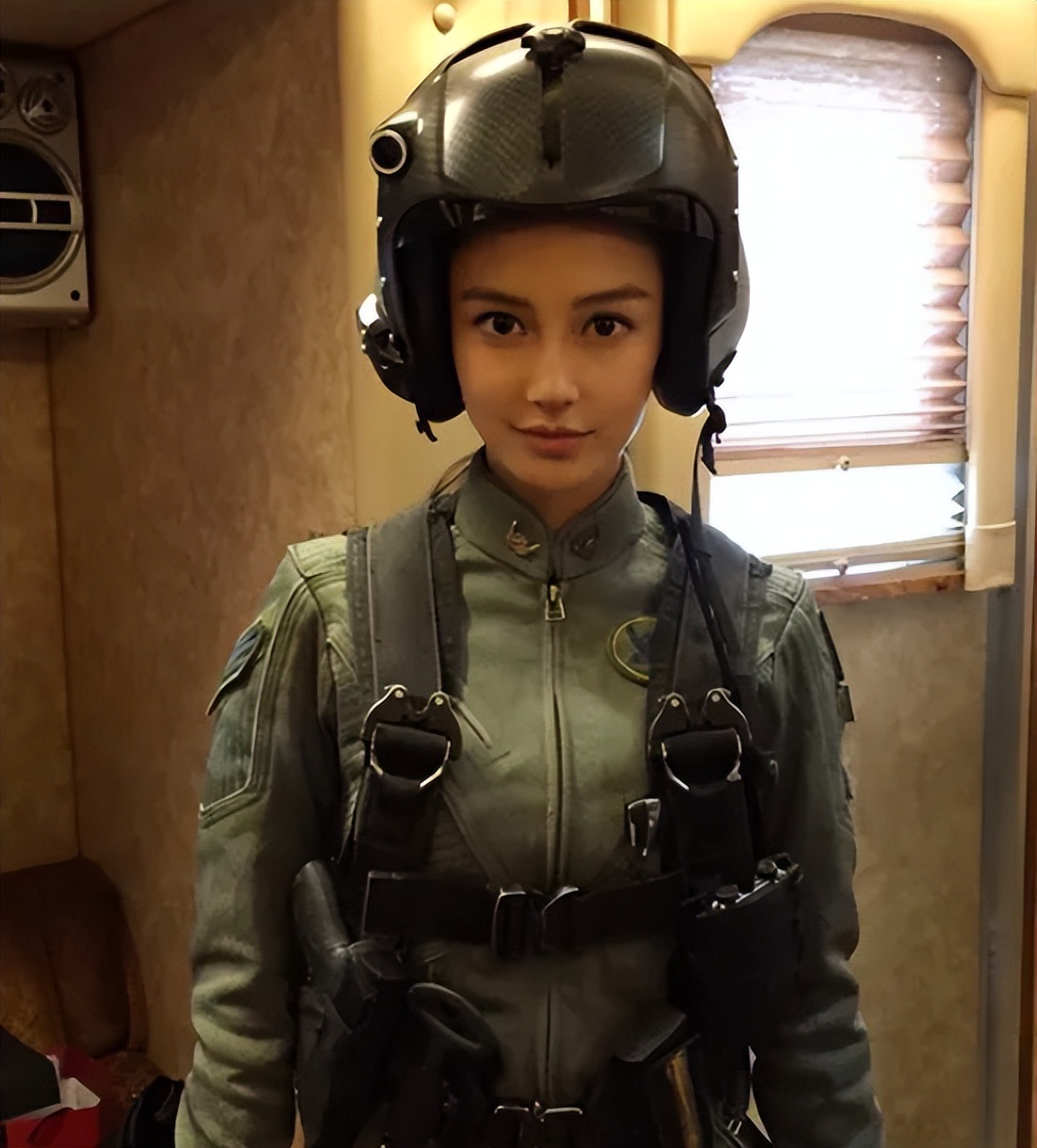 但不难看出,杨颖本身的气质,与军装实在不相配