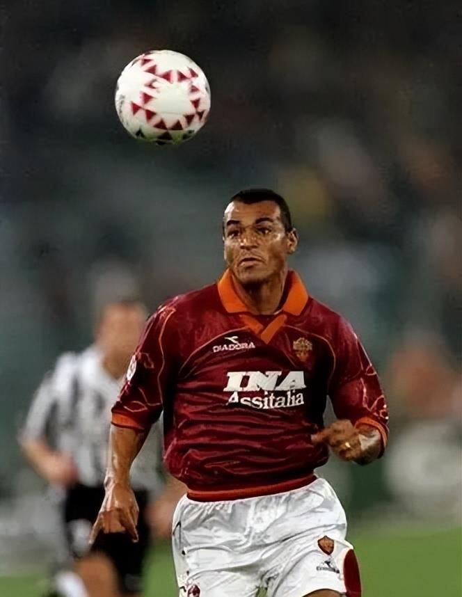 足坛历史上最好的右后卫卡福