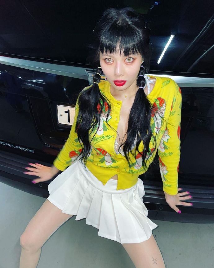 金泫雅晒近照白色迷你百褶短裙性感美貌吸睛将于7月回归