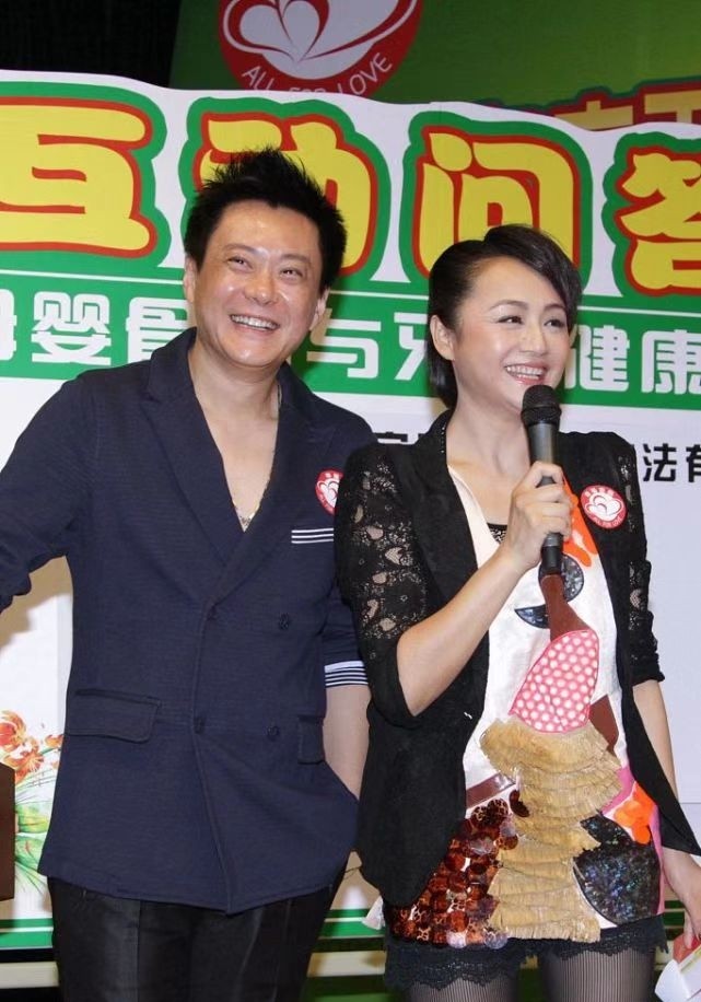 曹颖夫妇罕见合体老公真空穿西装好前卫她穿蕾丝配丝袜太风尘