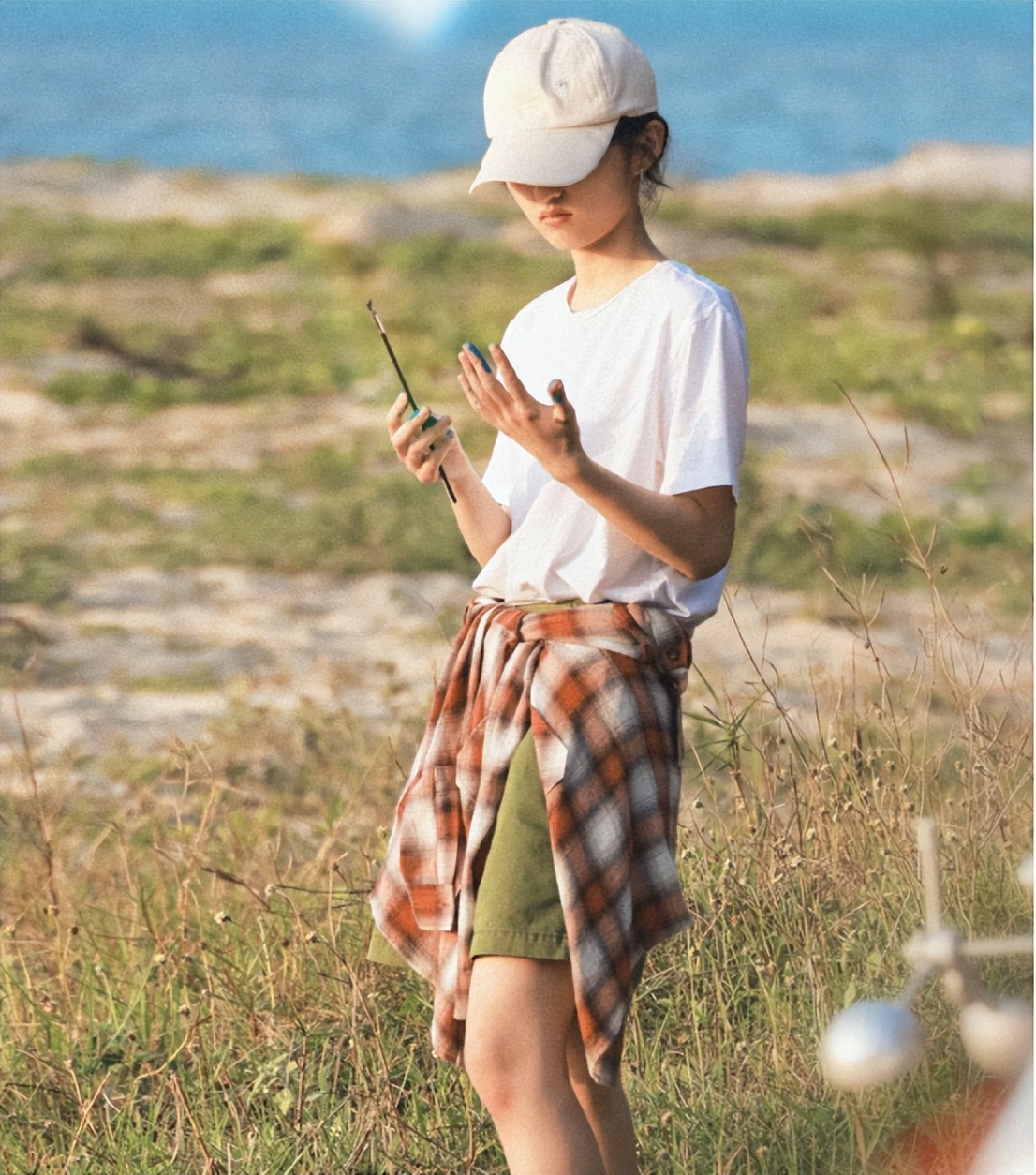 清爽穿搭还得学张子枫,层次分明的日常休闲服饰,给人精致少年感|张