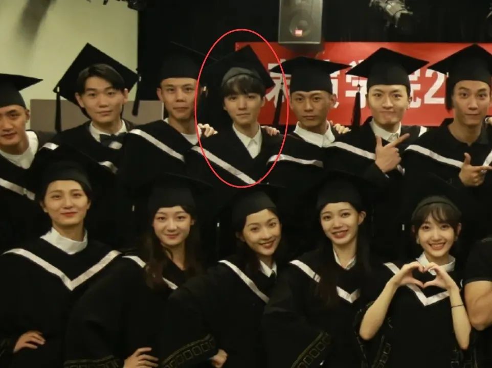 王俊凯跟同学们一起拍了毕业照,也跟同学们一起排练了毕业大戏,大学