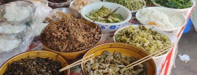 广西大姐在小县城卖稀饭，涨到了4元1碗，吃的人还不少，真奇怪休闲区蓝鸢梦想 - Www.slyday.coM