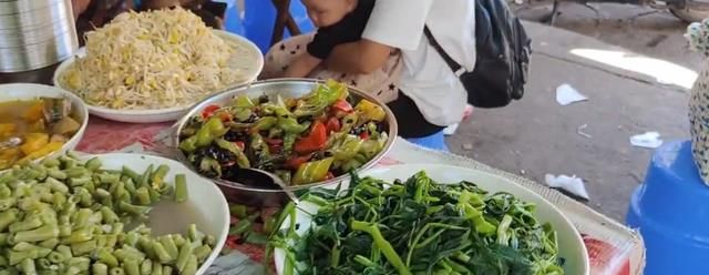 广西大姐在小县城卖稀饭，涨到了4元1碗，吃的人还不少，真奇怪休闲区蓝鸢梦想 - Www.slyday.coM