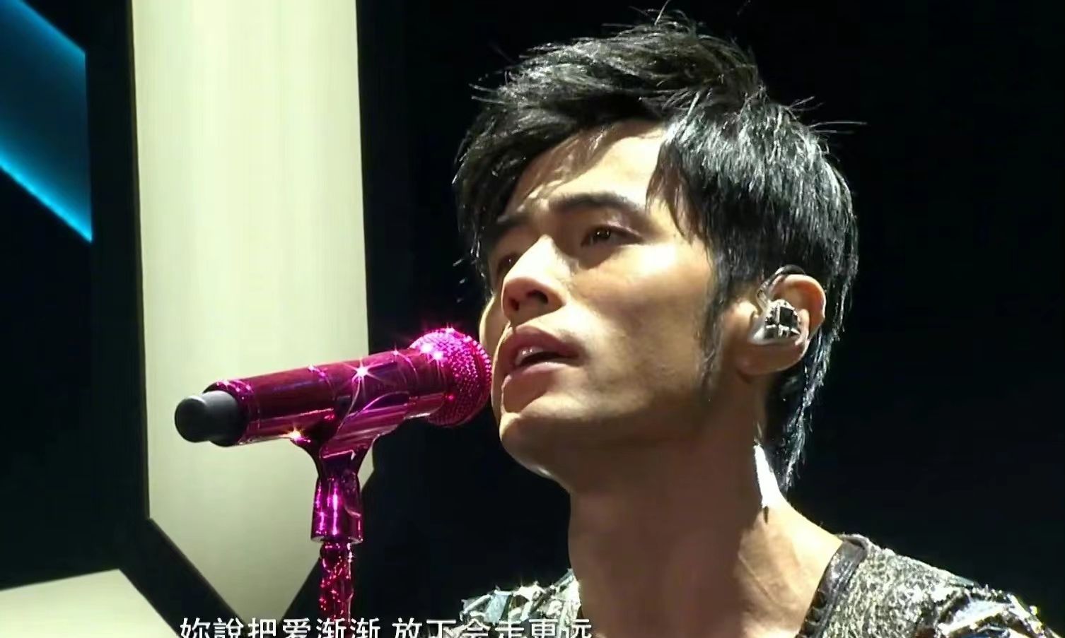 周杰伦九年前的演唱会重映，观众人数破千万，瞬间登上热搜榜第一休闲区蓝鸢梦想 - Www.slyday.coM