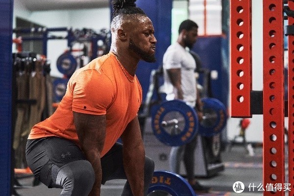 健身紧身衣品牌排行榜_5个型男必备的健身衣品牌,夏天肌肉练起来(2)