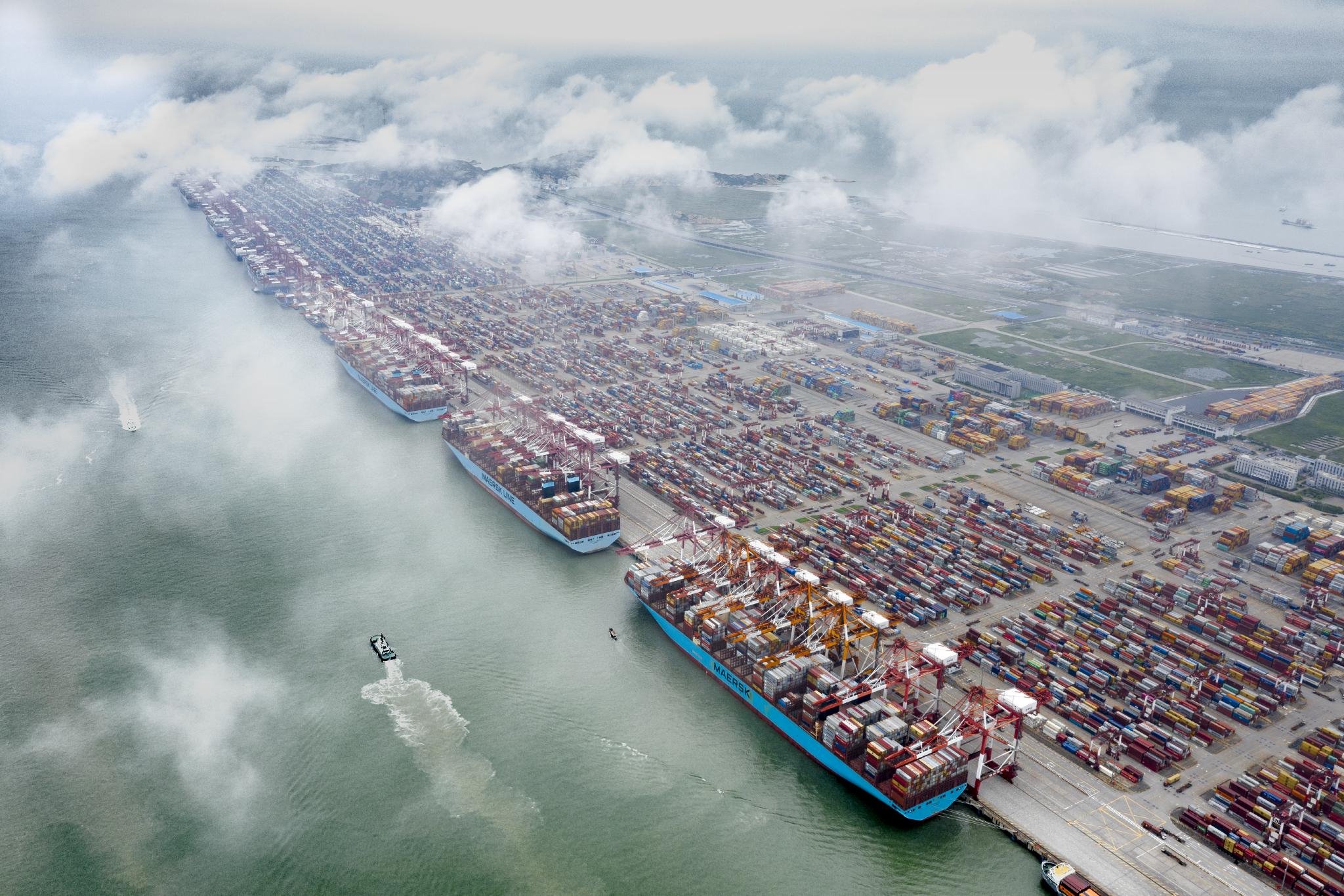 洋山港三艘马士基集装箱船同时作业&nbsp;章涵 摄