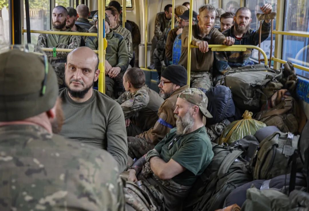 5月17日，从亚速钢铁厂撤离的乌克兰士兵在巴士上 图源：澎湃影像