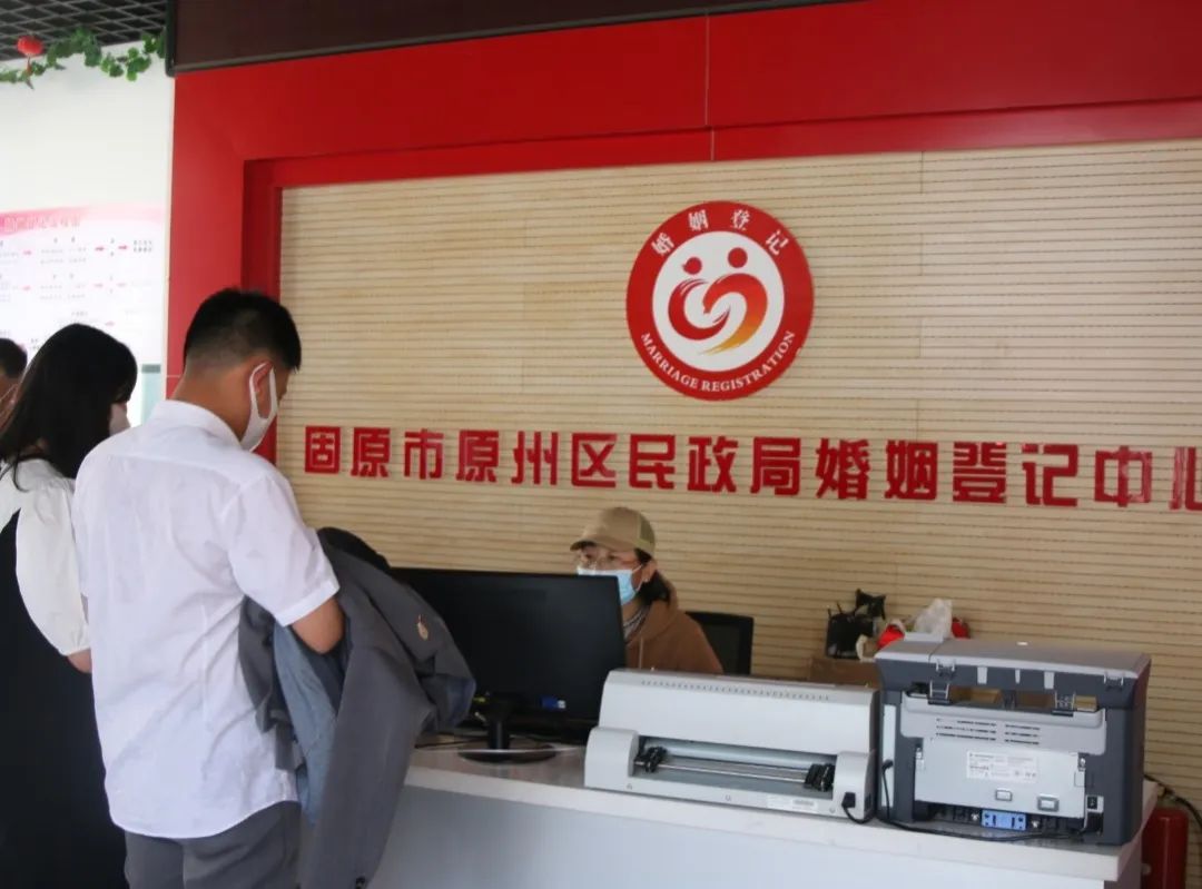 为此,固原市原州区民政局婚姻登记中心当天提前了上班时间,早上7点就