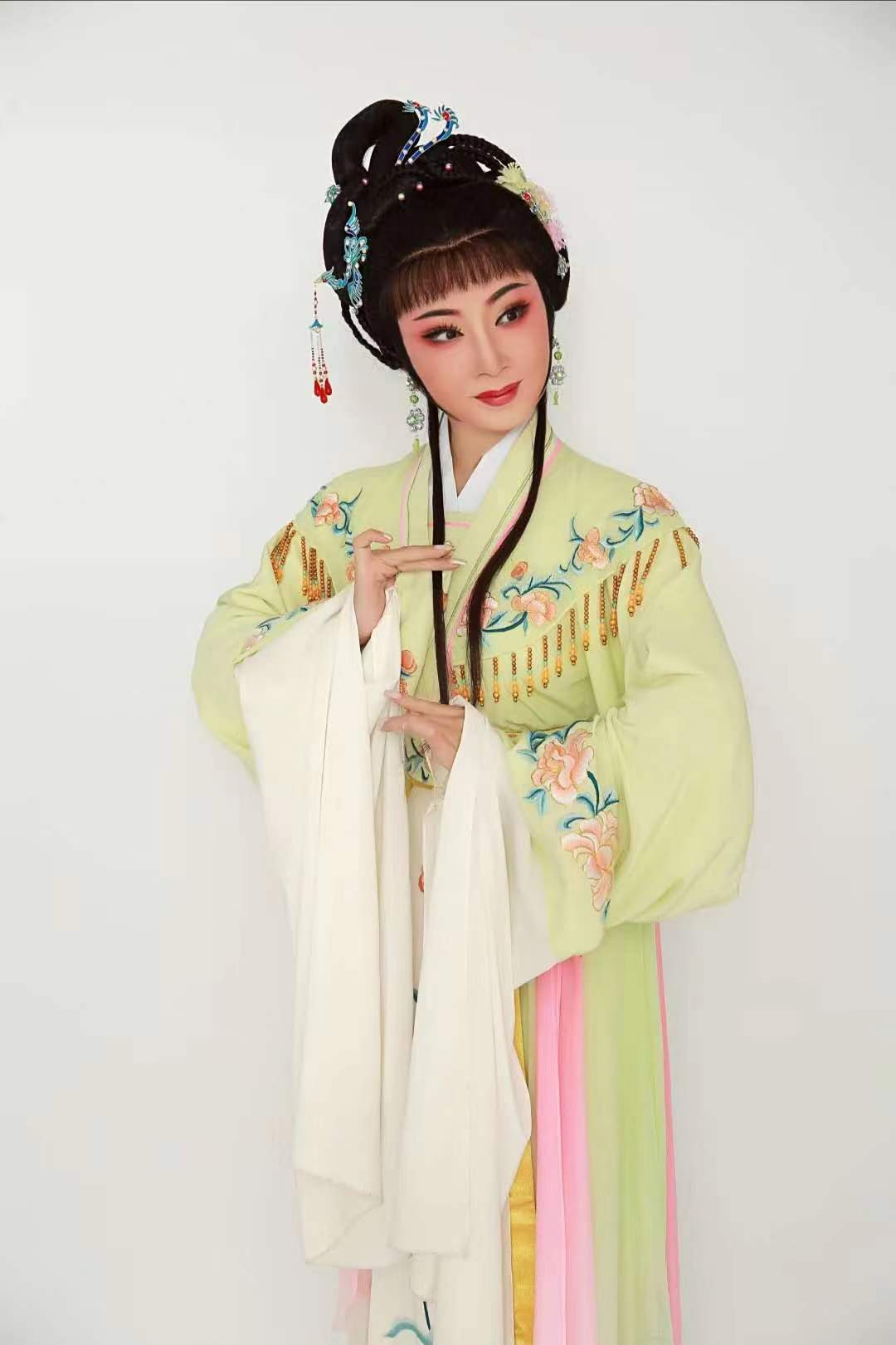 2. 李丹叶——国家一级演员,中国戏剧家协会会员,琼剧教研室主任.1.