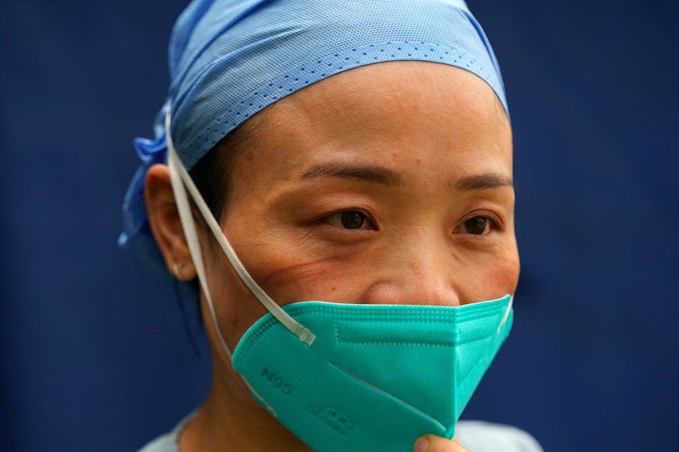 高温下,n95口罩的勒痕成为每一位核酸检测医护人员标配的印记.