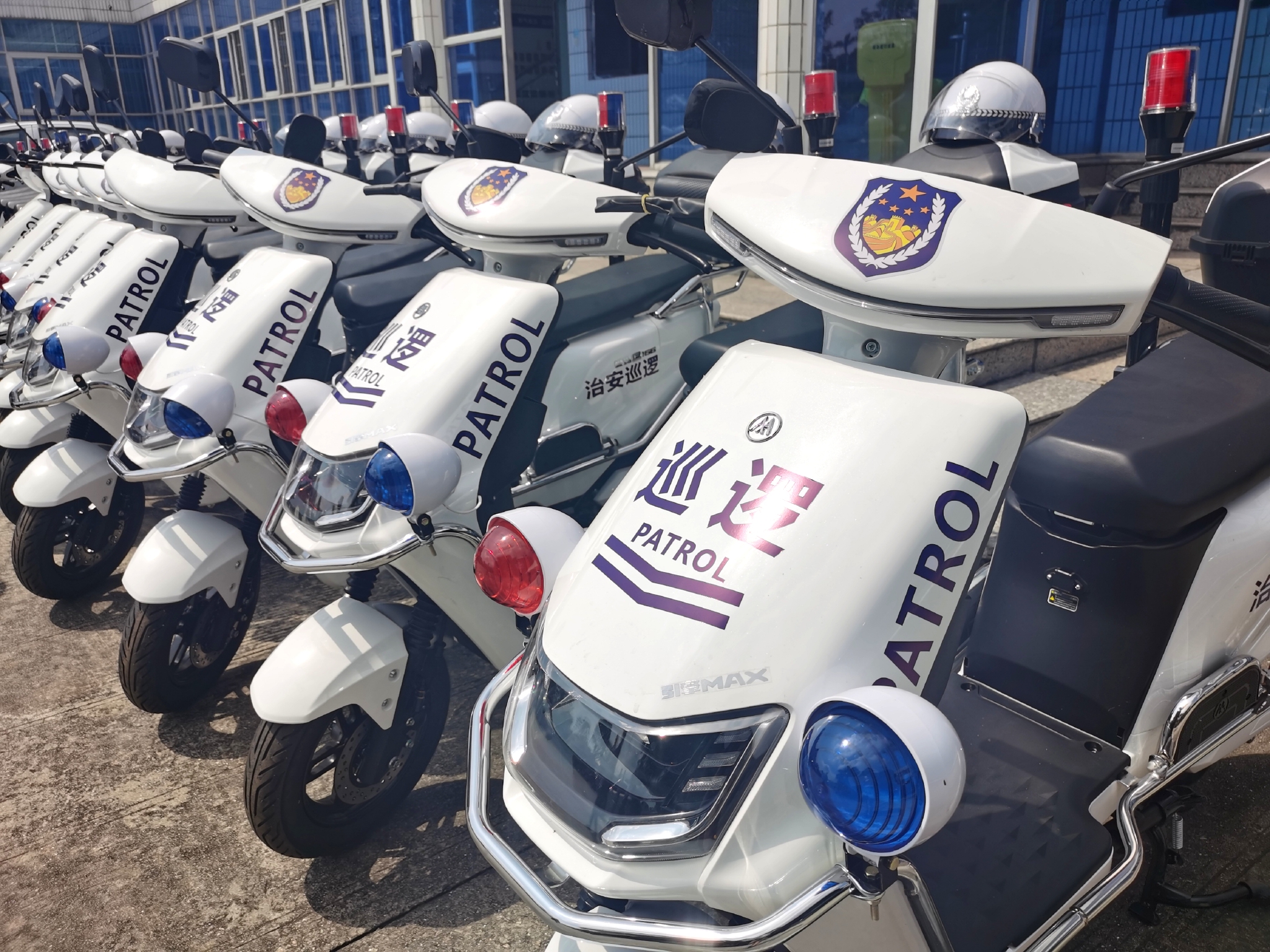 17辆帅气警用电动车亮相大鹏办事处软硬兼施全力筑起安全屏障