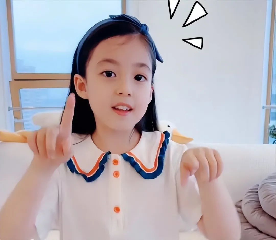 小泡芙眼睛黑亮长相清秀,被赞:美人胚子|刘畊宏|近照|王婉霏_新浪新闻