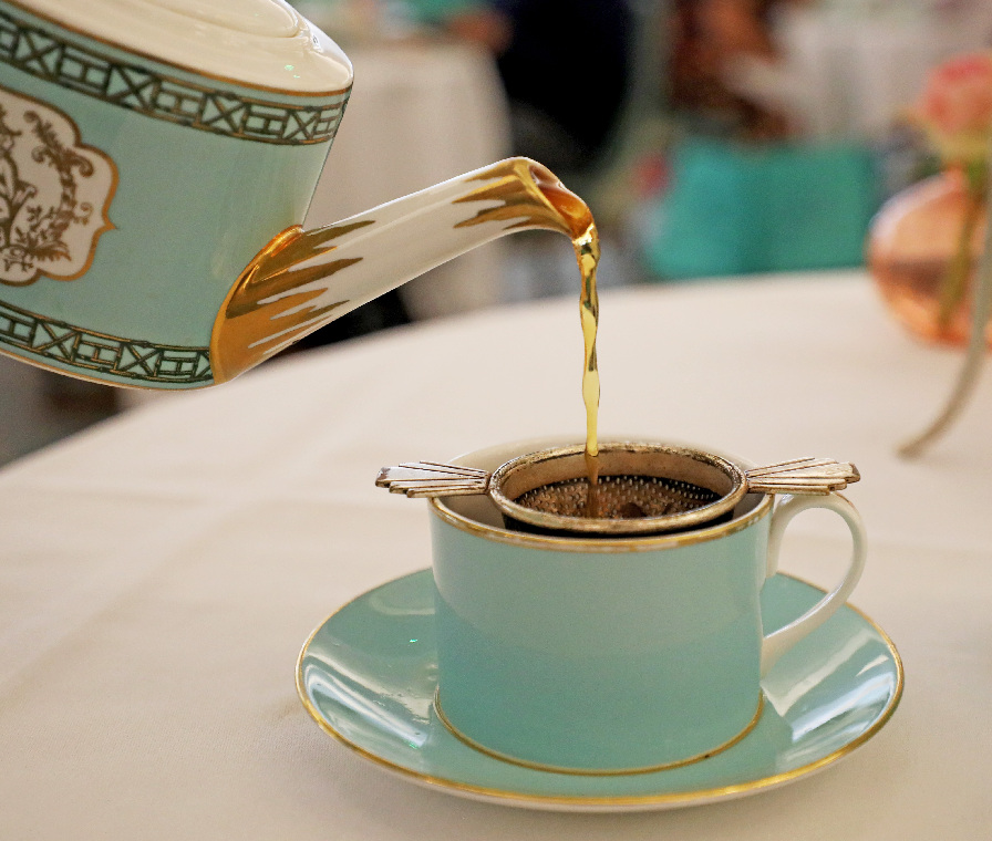 5月19日,在英国伦敦一家传统茶店福南梅森,顾客享用英式下午茶.