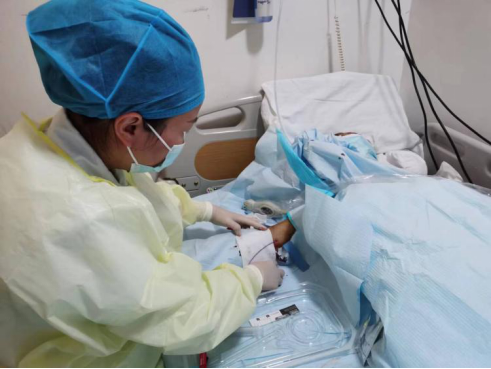 包含北京阜外医院、护士全程协助陪同代挂预约专家号，使您省去诸多麻烦的词条