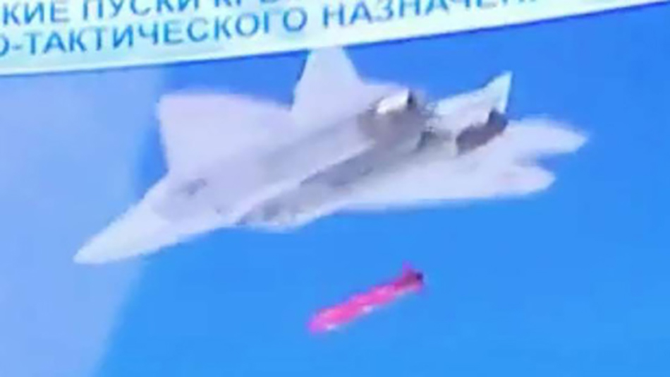 苏-57开弹舱发射导弹视频截图。